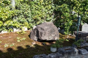 元興寺　かえる石