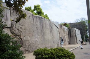 大阪城内最大の石垣用石材　蛸石