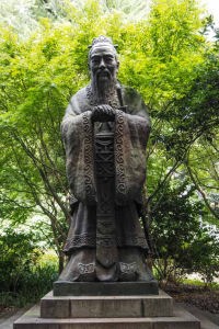 湯島聖堂　孔子銅像