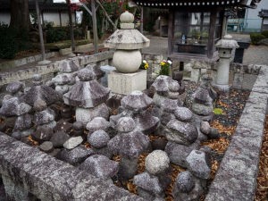 破壊された墓石（石田神社）
