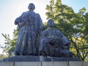 坂本龍馬・中岡慎太郎像像（京都市円山公園）