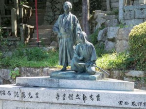 坂本龍馬・中岡慎太郎像（京都霊山護国神社）