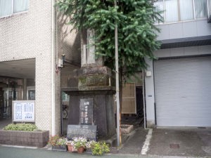 坂本龍馬先生誕生地碑